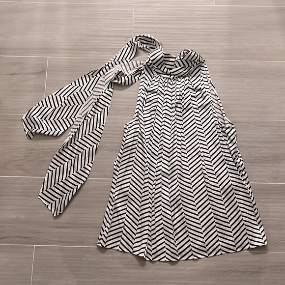 St. John’s Silk Blouse with sash tie. - Picture 2 of 5